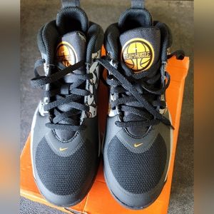 NIB Nike Team Hustle D8 JDI Basketball Print 3.5Y